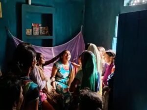 रोती बिलखती बच्चों की मां