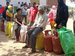 गैस एजेंसियों के बाहर लंबी-लंबी लाइनें