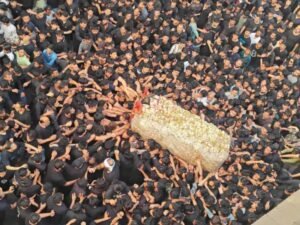 ताबूत को छूने और चूमने की होड़ मची