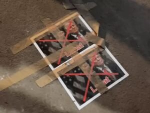 ट्रम्प की तस्वीरें सड़क पर चिपकाई