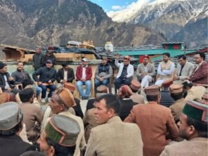 विधायक दुर्गेश्वर लाल और DM ने की पीड़ितों से मुलाकात