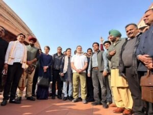 8 विपक्षी सांसदों का निलंबन हटा