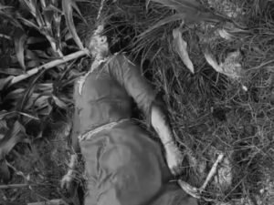 खेत में पड़ी प्रेमीका की लाश