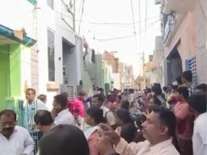 घर के बाहर जमा लोग