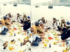 काशी में नाव में इफ्तार पार्टी