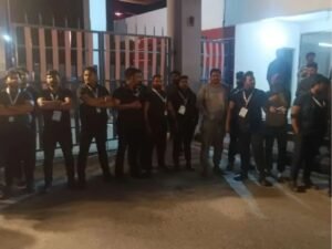 स्टेडियम के बाहर खड़े बाउंसर