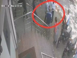 अभिषेक को अस्पताल ले जाते लोग