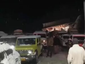 टूरिस्ट पूरी रात अटल टनल रोहतांग में फंसे रहे।