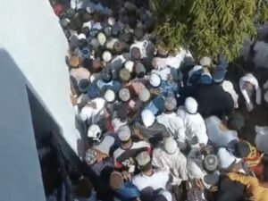  नमाज के दौरान गिरी दीवार