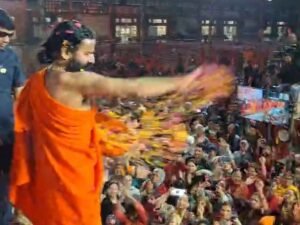 रामदेव ने खेली फूलों की होली