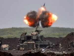 इजराइल की एक सेल्फ-प्रोपेल्ड होवित्जर तोप ने शुक्रवार को लेबनान के दक्षिणी हिस्से की ओर गोले दागे।