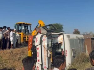 आगर मालवा में पलटी बस