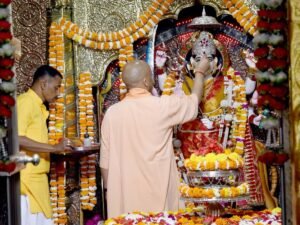 CM योगी ने मां पाटेश्वरी मंदिर में की पूजा-अर्चना