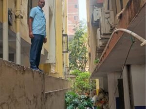 खिड़की से फेंकें नोटों की तलाश कर रही टीम