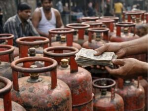  सिलेंडर की कालाबाजारी