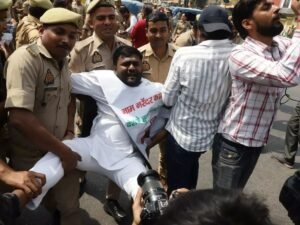 सपाईयों को टांगकर ले गई पुलिस