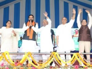 CM ने सम्राट चौधरी के कंधे पर रखा हाथ 