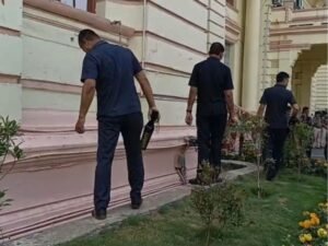 तलाशी कर रही टीम