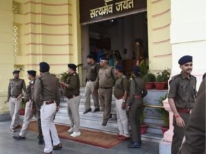 भारी पुलिस बल तैनात