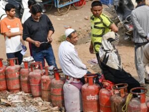 गैस एजेंसियों के बाहर लाइनें लगी