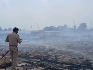 2 घंटे की कोशिशों के बाद आग पर काबू पाया