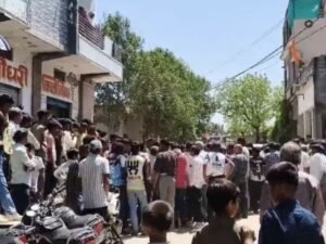 300 लोगों ने की सड़क जाम