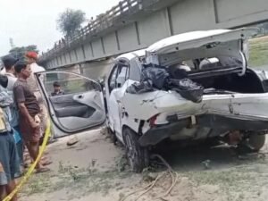 मधेपुरा में नदी में गिरी कार