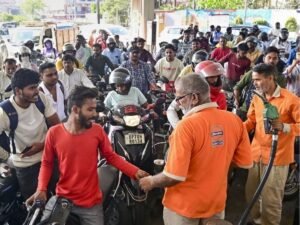 पेट्रोल के लिए लगी लंबी लाइन