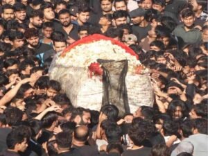 ताबूत को छूने और चूमने की होड़ मची 