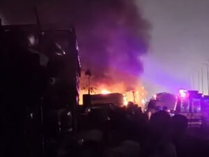 वाहनों में लगी आग