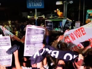 चुनाव आयुक्त को दिखाए काले झंडे