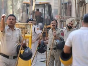 इलाके में पुलिस तैनात