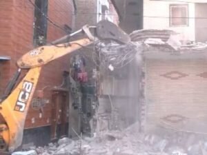 आरोपी के घर चला बुलडोजर