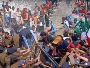 UKD कार्यकर्ता और पुलिस की झड़प