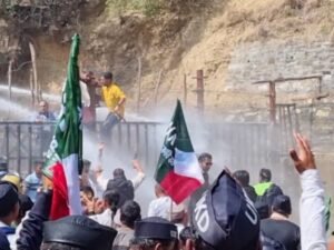 पुलिस ने किया वाटर कैनन का इस्तेमाल