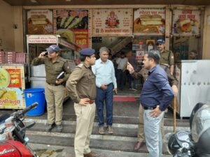 गैस एजेंसियों-होटल पर छापा