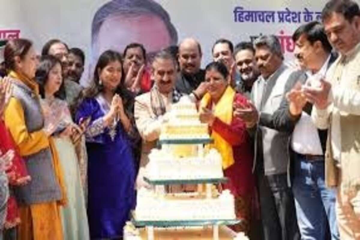 सीएम सुक्खू ने काटा 62 किलो का केक