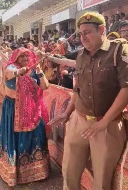 गोकुल में मची छड़ीमार होली की रंगभरी धूम