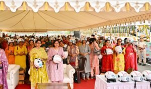 700 महिला सड़क सुरक्षा अग्रदूतों को ISI मार्का हेलमेट वितरित किए