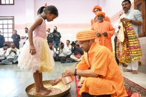 CM योगी ने किया कन्या पूजन