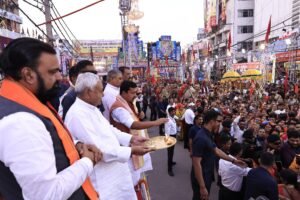 CM नीतीश कुमार और नितिन नवीन द्वारा वहां पहुंची झांकियों को सम्मानित किया।