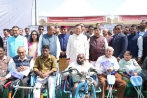 दिव्यांगों को बांटी ट्राईसाइकिल