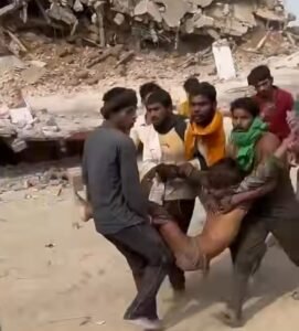 घायलों को उठाकर लेजाते लोग