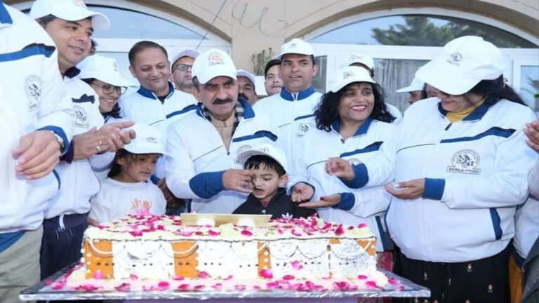 हिमाचल सीएम सुक्खू ने 62वे जन्मदिन पर काटा 62 किलो का केक, ड्रोन से हुई पुष्प वर्षा