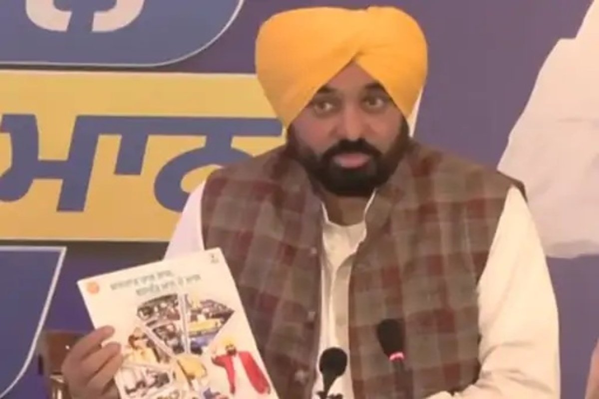 CM मान ने पीसी में बुकलेट किया पेश