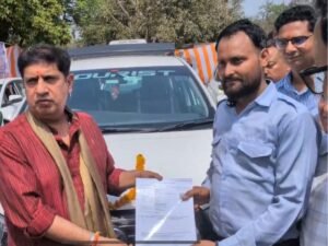 वाहन चालक को ग्रीन कार्ड के कागजात प्रदान करते परिवहन मंत्री।