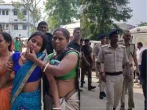 बेहोश महिला को ल जाते परिजन