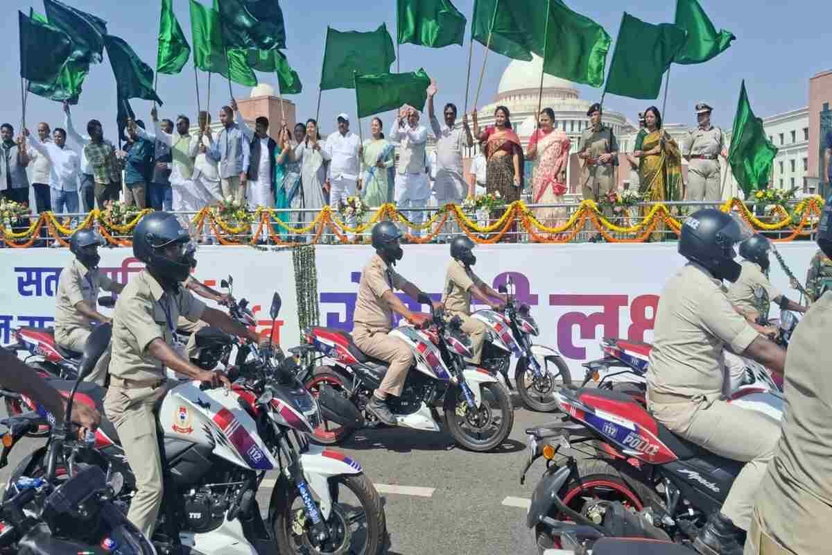 पुलिस को प्रदान किये गए वाहन