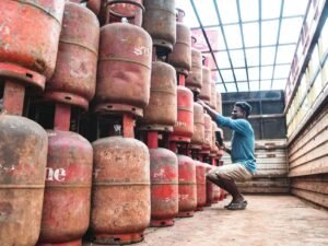 इंदौर में LPG सिलेंडर की कालाबाजारी पर रोक