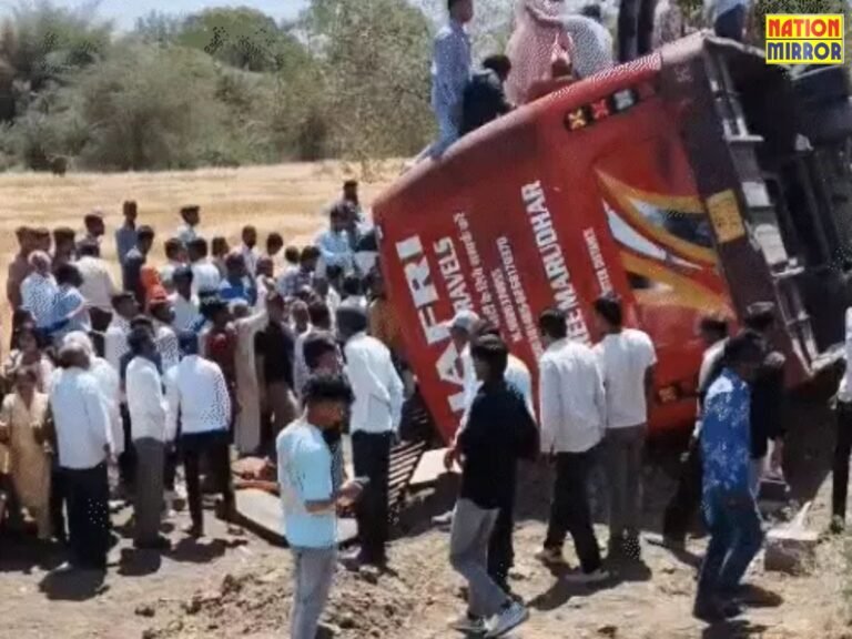 उज्जैन बस पलटी